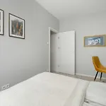 Beautiful With Balcony & Free Garage By Renters *