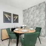 Beautiful With Balcony & Free Garage By Renters 公寓