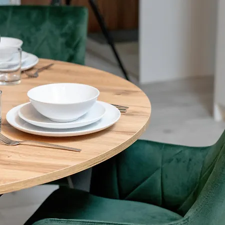 Beautiful With Balcony & Free Garage By Renters