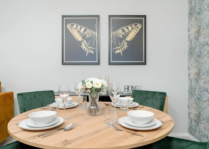 Beautiful With Balcony & Free Garage By Renters Apartament *