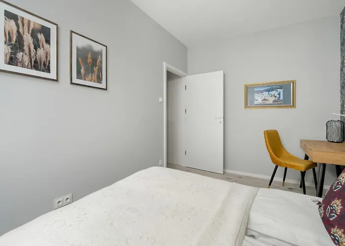 Beautiful With Balcony & Free Garage By Renters *