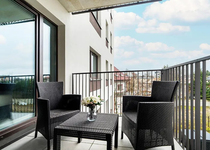 Beautiful With Balcony & Free Garage By Renters Apartament