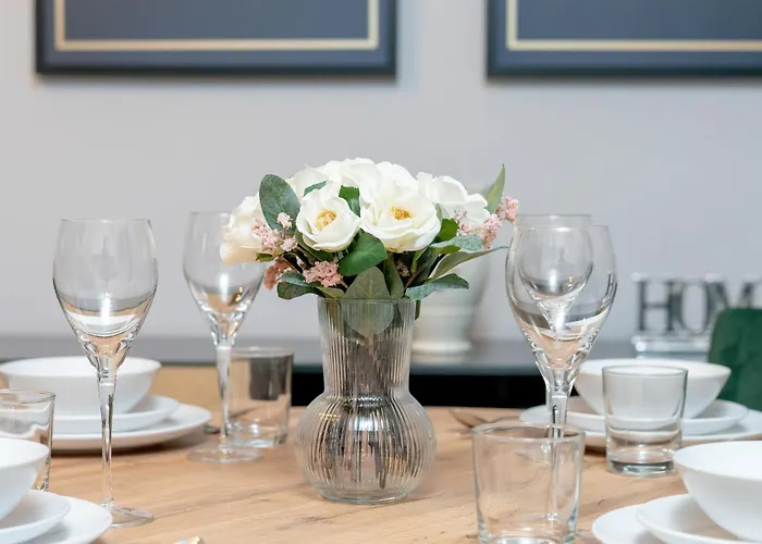 Beautiful With Balcony & Free Garage By Renters *