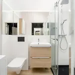 Beautiful With Balcony & Free Garage By Renters