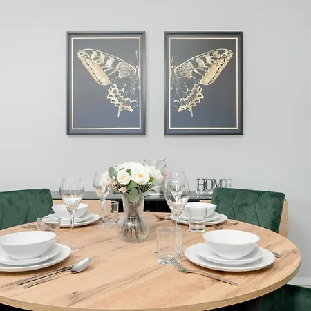 Beautiful With Balcony & Free Garage By Renters Apartament *