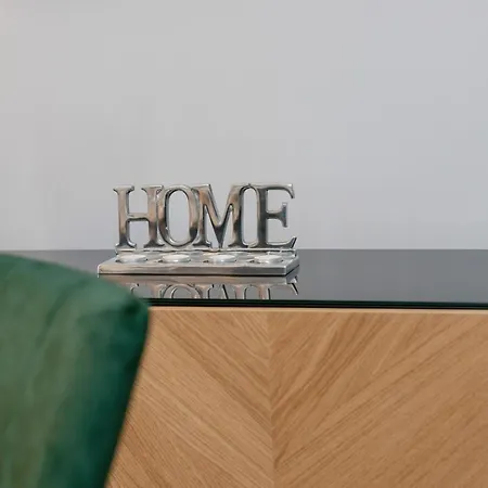 아파트 Beautiful With Balcony & Free Garage By Renters *