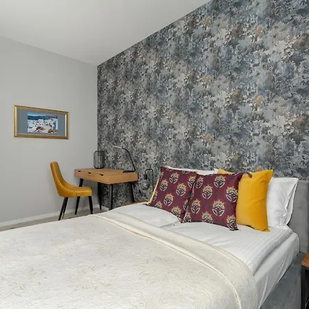 Beautiful With Balcony & Free Garage By Renters Poznań