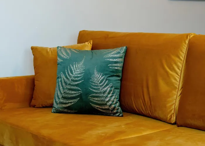 Beautiful With Balcony & Free Garage By Renters Apartman