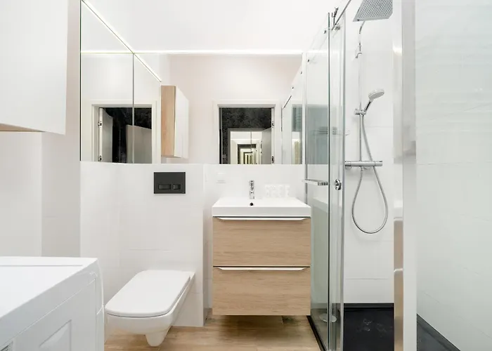 Beautiful With Balcony & Free Garage By Renters